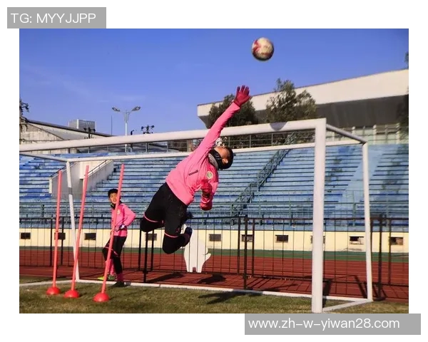 足球场上的孤胆英雄被重重包围瞬间展现无畏精神与领导力